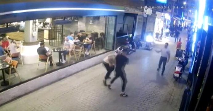 Isparta'da 2 grup arasındaki kavga boks maçını aratmadıYumruk ve tekmelerin havada uçuştuğu kavga güvenlik kamerasına yansıdı