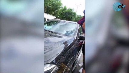 Braithwaite sale en su coche del entrenamiento... y lo que le gritan está dando que hablar