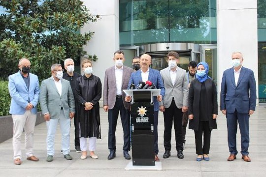 AK PARTİ'DEN PENDİK'TE ÇUKURA BIRAKILAN HAYVANLARA İLİŞKİN AÇIKLAMA