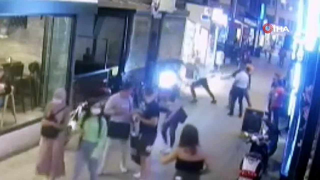 Boks ringi değil cadde ortası! Yumruklar havada uçtu