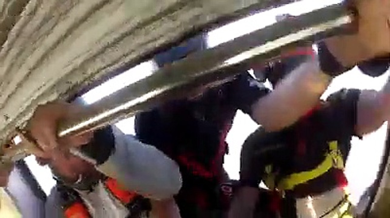 Il saute en chute libre en étant inconscient, il est sauvé par son ami qui lui déclenche le parachute