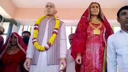 मां ने कहा, मरने के बाद कौन देखता है मूति...र्बेटों ने जीवित मां की मूर्ति बनवाकर लगा दी