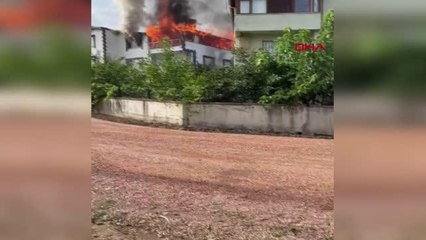 KOCAELİ'NDE TRİPLEKS BİNA ALEV ALEV YANDI