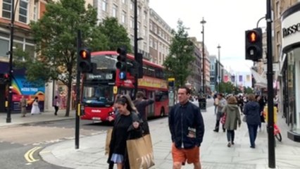 Descuentos en ropa y viajes para animar a los jóvenes británicos a vacunarse