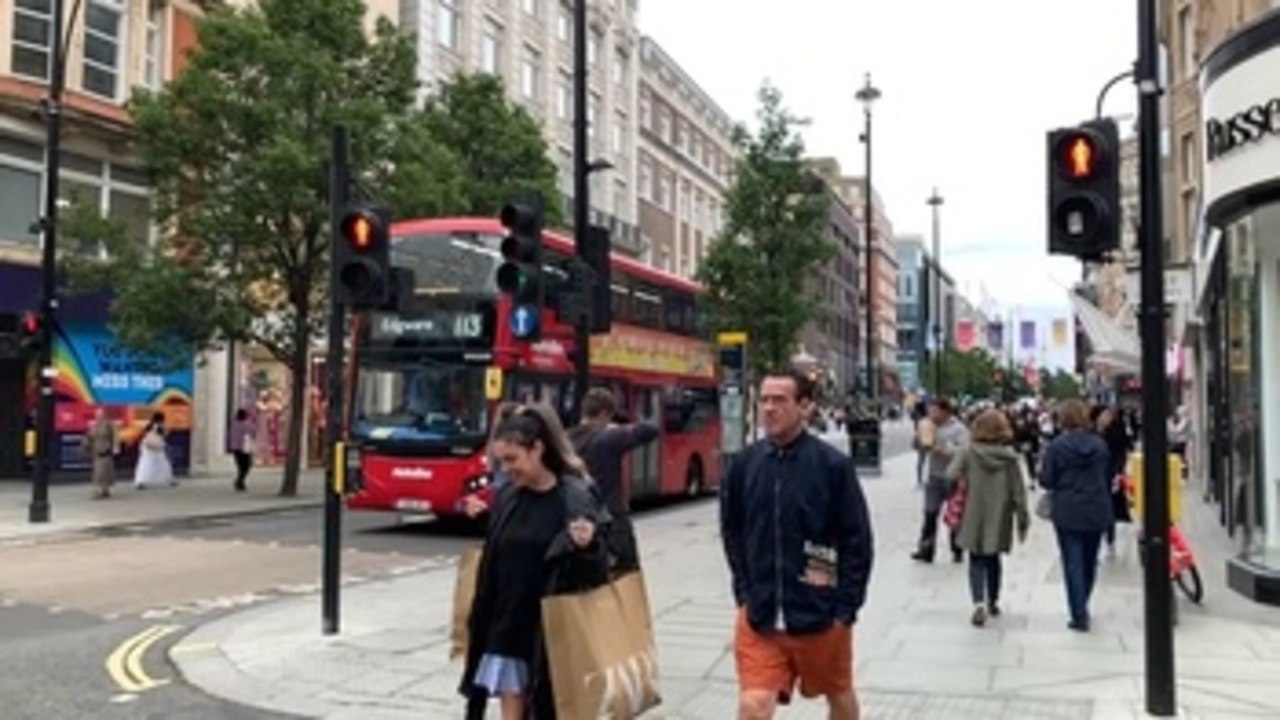 Descuentos en ropa y viajes para animar a los jóvenes británicos a vacunarse