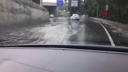 10 DAKİKALIK YAĞIŞTA YOLLAR GÖLE DÖNDÜ, ARAÇLAR İLERLEYEMEDİ