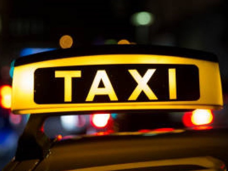 Blinkendes Taxischild: Darum solltest du sofort die Polizei rufen