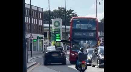 VÍDEO: Se deja la puerta abierta de su Tesla Model X y la destroza contra un autobús