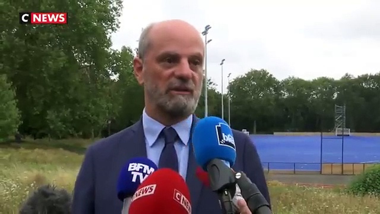 Vacances d'été - Les membres du gouvernement se lâchent: Selfie torse nu pour Gabriel Attal, nouveau look pour Jean-Michel Blanquer - Regardez