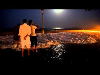 مياه البحر تغمر حديقة الكورنيش في كلباء