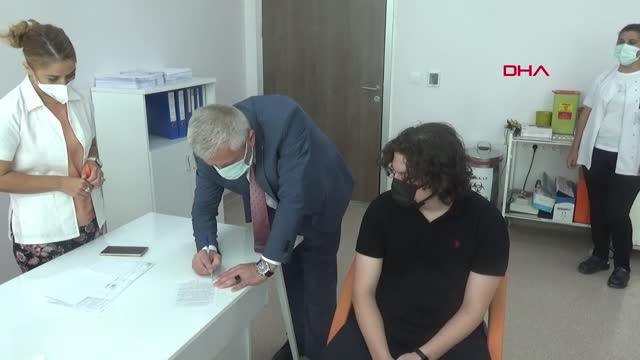 İL SAĞLIK MÜDÜRÜ YAVUZYILMAZ, FARKINDALIK OLUŞTURMAK İÇİN OĞLUNA COVİD-19 AŞISI YAPTIRDI