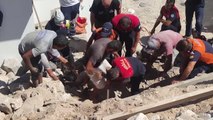 Datça'da çöken istinat duvarının altında kalan inşaat işçisi ağır yaralandı