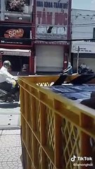 Lâm Ống Húc tặng quà bà con