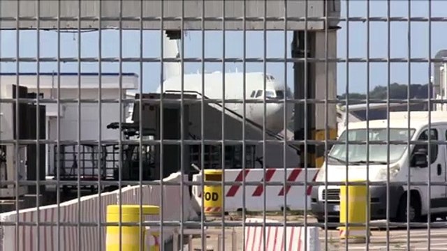 Ponte aereo Kabul-Italia, atterrato a Fiumicino il terzo volo: a bordo altri 203 afghani