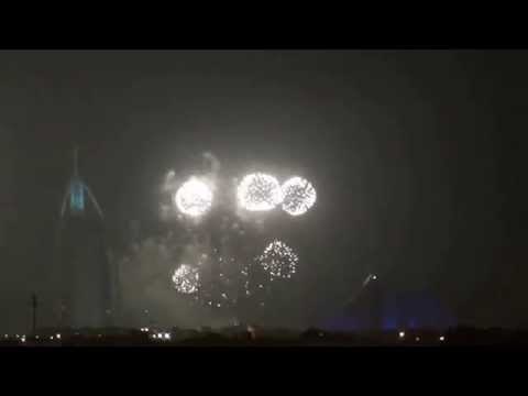 الألعاب النارية في منطقة برج العرب في احتفالات راس السنه