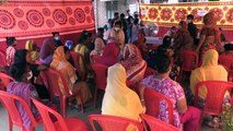 المئات من عاملات الجنس يتلقين اللقاح في أكبر بيت دعارة في بنغلادش
