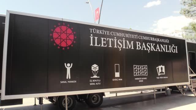 Cumhurbaşkanlığı İletişim Başkanlığı Dijital Tırı ziyaretçilerini ağırlıyor