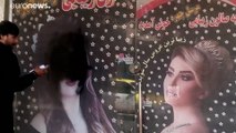 شاهد: تشويه صور النساء على الواجهات مع خضوع كابول لحكم طالبان