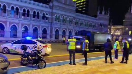 ◆独立广场烛光会哀悼冠病死者 警捕至少31人（2）