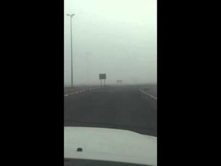 انخفاض مدى الرؤية بسبب الضباب الكثيف في دبي