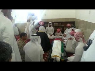 الشهيد محمد خلفان السيابي قبيل الصلاة عليه في مسجد مقبرة بني ياس