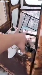 Il a une belle vue mais sa cabine est plutôt dangereuse... Job risqué