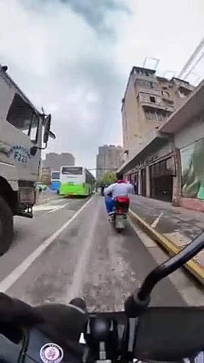 Cet homme en scooter va avoir beaucoup de chance dans sa chute