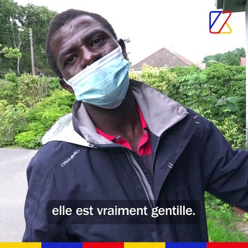 Reportage chez Brigitte, retraitée qui recharge les téléphones des réfugiés