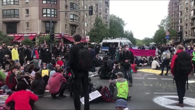 Çevreciler Alman hükümetinin iklim politikasını protesto etti (2)