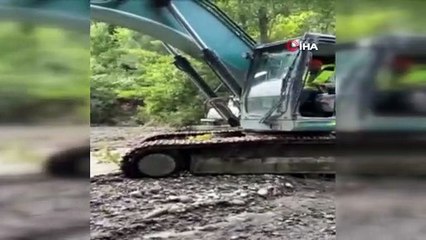 Çayın karşısına geçmeye isteyen vatandaşları kepçe taşıdı