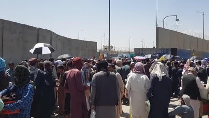Kabil Havalimanı çevresinde, tahliye umuduyla bekleyiş sürüyor