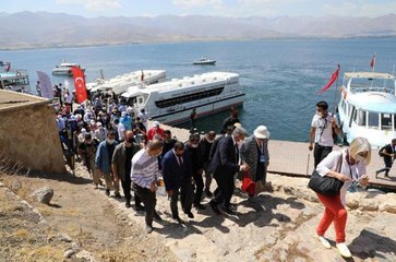 68 ÜLKEDEN BÜYÜKELÇİ VE DİPLOMATLAR VAN'I GEZDİ