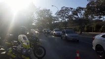 Colisão de carro e moto na QI 26 próximo ao acesso da Ponte JK nesta terça-feira (24/8) Fonte: CBMDF