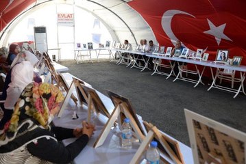 EVLAT NÖBETİNDEKİ BABA EL ELE VERELİM BU KANLI ÖRGÜTÜ SİLELİM