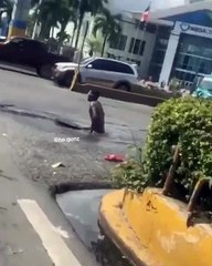 SDE: Hombre se da chapuzón en una alcantarilla