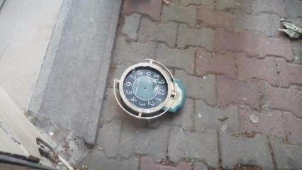 ESENYURT'TA ANNESİNİ REHİN ALDI, EVDE NE VARSA SOKAĞA FIRLATTI