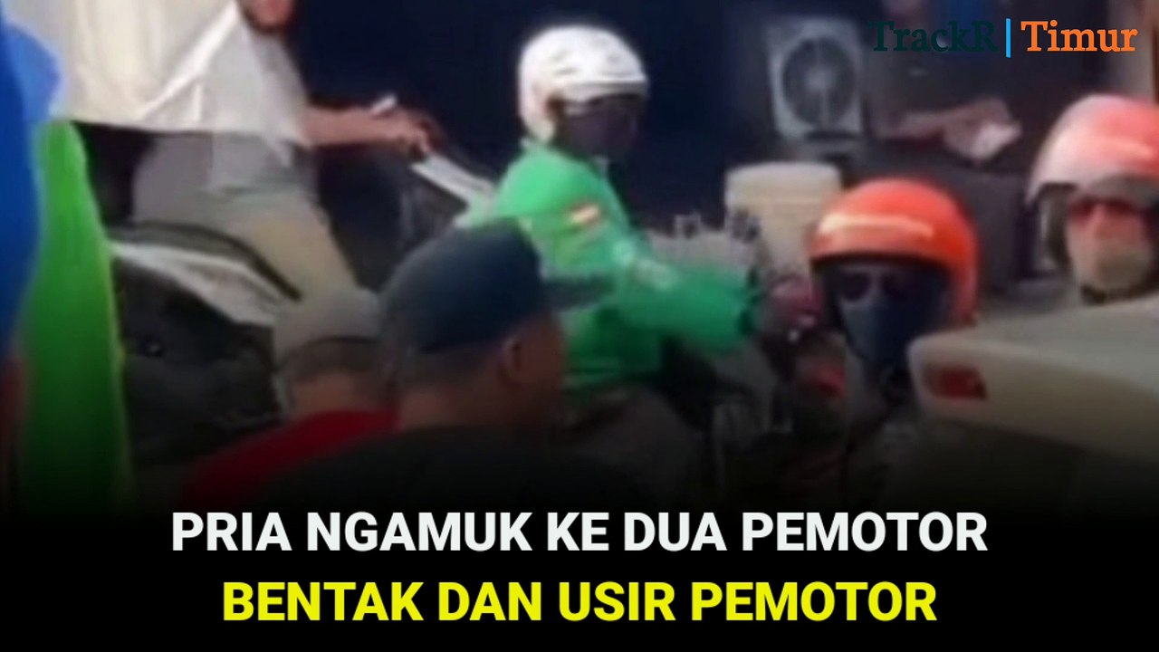 Viral Pria Ngamuk ke Dua Pemotor yang Berkelahi di Tengah Jalan