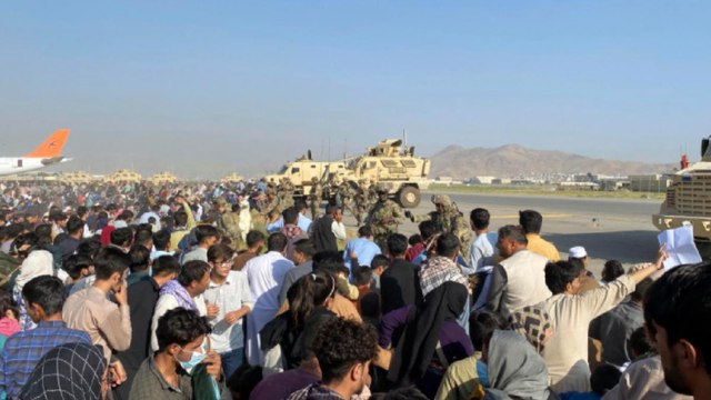 Kabul Airport:Parents give their infant to American soldiers