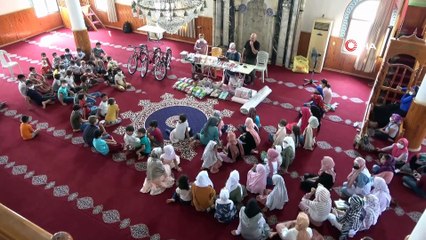 21 yıldır camideki Kur´an kursuna gelen çocuklara hediyeler dağıtıyor