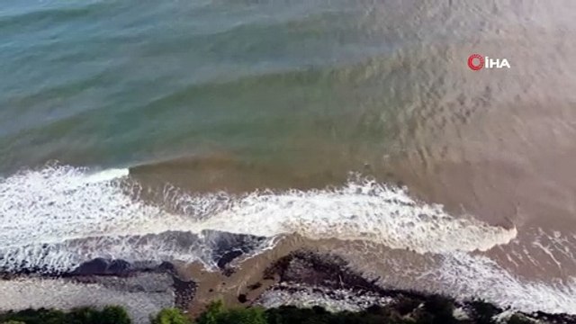 Sel bölgesinde etkili olan sağanak yağış denizi kahverengiye bürüdü