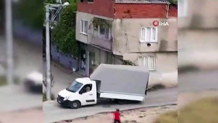 Kamyonetin kasasının yüksekliğini hesaplayamadı...Evin balkonuna çarptı