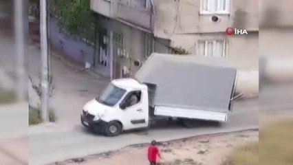 Kamyonetin kasasının yüksekliğini hesaplayamadı...Evin balkonuna çarptı