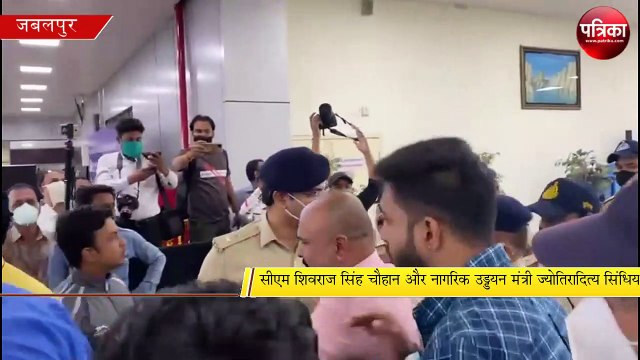 एयरपोर्ट पर खुलेआम चले लात जूते, भाजपा कार्यकर्ताओं ने फेंकी कुर्सियां- देखें वीडियो