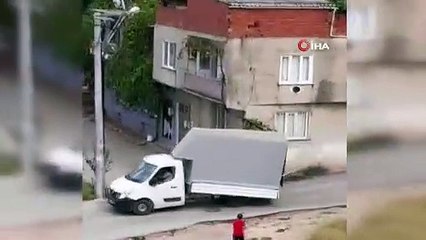 Bursa'da garip olay! Evin balkonuna çarıpıp...