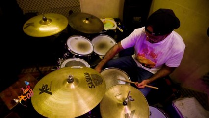 أغنية رومانسية صورت وسط الظلام في سوريا