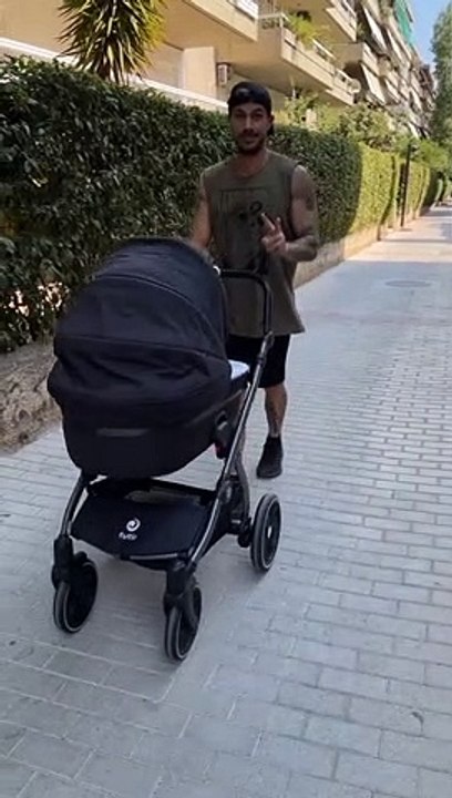 Άκης Πετρετζίκης: Θα λιώσεις με τα βίντεο! Η βό...