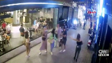 Sokak ortasında yumruk yumruğa kavga