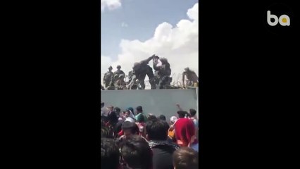 Yürek Burkan Anlar:Afganlar Çocuklarını Dikenli Tellerden Uzatarak Yabancı Askerlere Vermeye Çalıştı