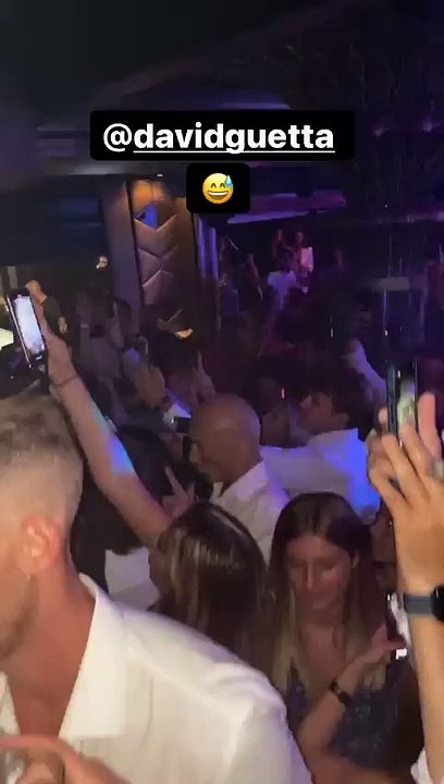 Elvis Guetta fait la fête avec ses parents, David et Cathy Guetta. Le 19 août 2021.