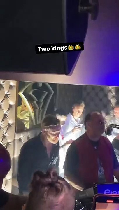 Elvis Guetta fait la fête avec ses parents, David et Cathy Guetta. Le 19 août 2021.